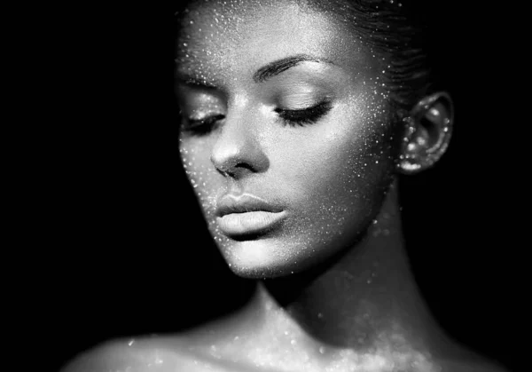 Yüzünde ışıltılarla Güzel Kadın Portresi — Stok fotoğraf