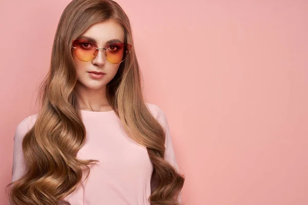 Junge Frau mit eleganter Sonnenbrille — Stockfoto