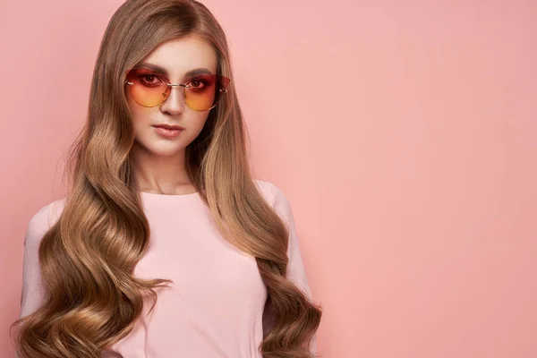 Mujer joven en gafas de sol elegantes —  Fotos de Stock