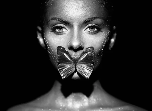 Mulher modelo de moda com borboleta azul — Fotografia de Stock