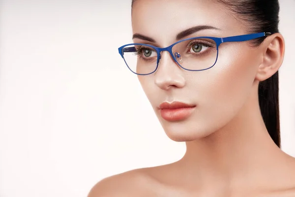Vrouw met lange wimpers in een bril — Stockfoto