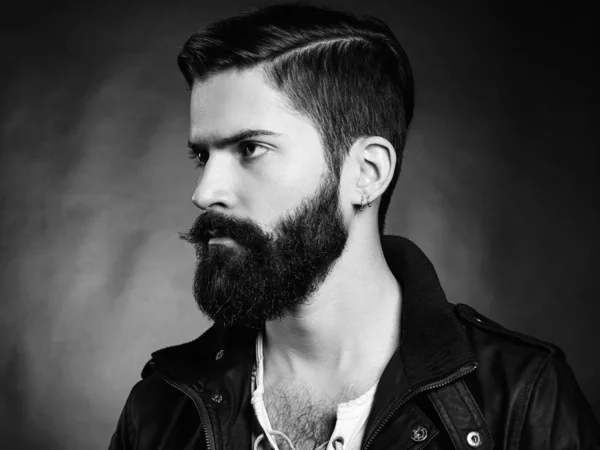 Portrait d'un bel homme avec barbe et moustache — Photo