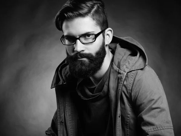 Retrato de un hombre guapo con barba y bigote —  Fotos de Stock