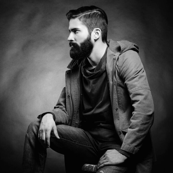 Портрет красивого мужчины с бородой и усами
