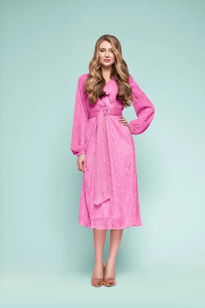 Giovane Donna Bionda Elegante Abito Rosa Modello Posa Uno Sfondo — Foto Stock