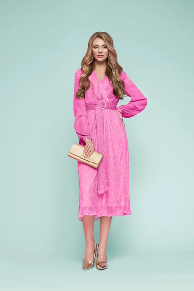 Blonďatá Mladá Žena Elegantních Růžových Šatech Model Pózuje Modrém Pozadí — Stock fotografie