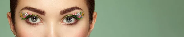 Kvinnliga Ögon Med Blomma Makeup Ögon Vårsmink Skönhetsmode Ögonfransar Kosmetisk — Stockfoto