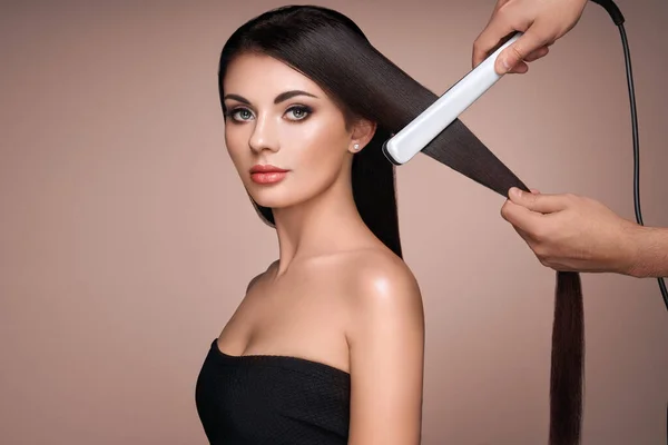 Hairdresser Straightening Long Dark Hair Hair Irons Beautiful Woman Long — ストック写真