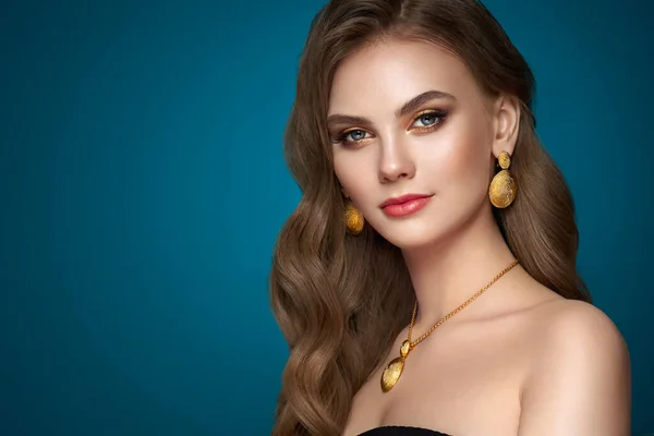 Brunett Tjej Med Perfekt Makeup Vacker Modell Kvinna Med Lockig — Stockfoto
