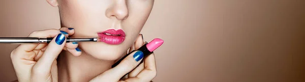 Make Artiest Brengt Lippenstift Aan Mooi Vrouwengezicht Make Detail Schoonheidsmeisje — Stockfoto