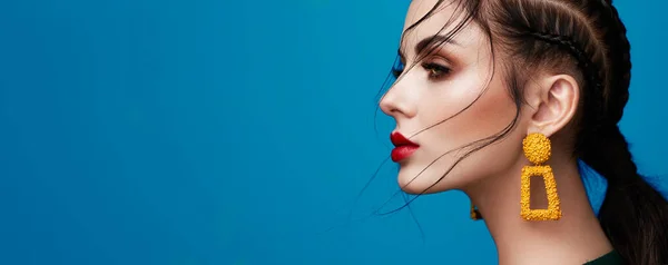 Brunetka Dziewczyna Doskonałym Makijażem Piękna Modelka Kręconą Fryzurą Pielęgnacja Kosmetyka — Zdjęcie stockowe