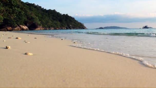 Onde che lambiscono sulla sabbia della spiaggia. Tailandia — Video Stock