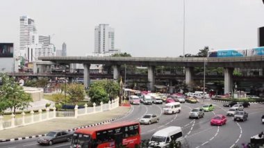 Büyük trafik her zaman Bangkok yollarda akar