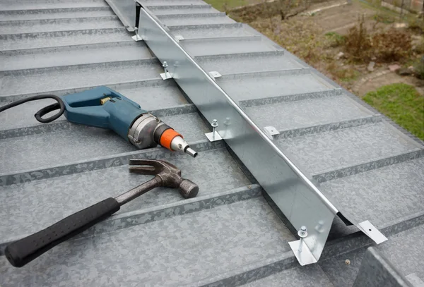 It made a barrier to the snow guard on the roof edge — Stock Photo, Image