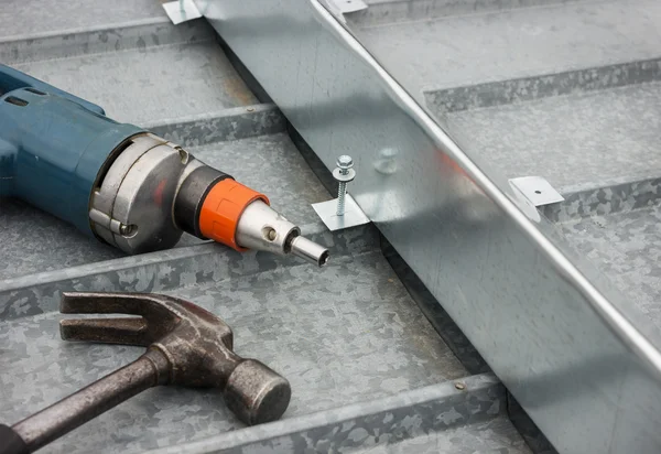 It made a barrier to the snow guard on the roof — Stock Photo, Image