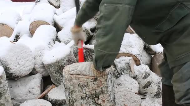 Villager cutping cutelo de madeira — Vídeo de Stock