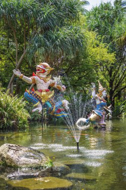 Tayland bir sürü epinefrini yavaş yavaş parlak ve sevgiyle yapılmış kahramanları