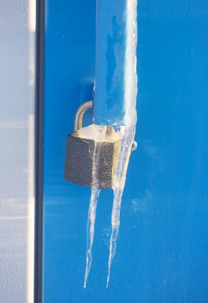La cerradura de la caja del interruptor estaba cubierta de hielo —  Fotos de Stock