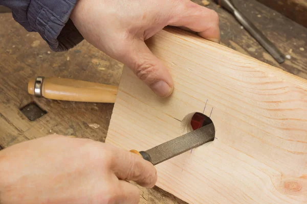 Carpenter gör en fågelholk ur styrelsen — Stockfoto