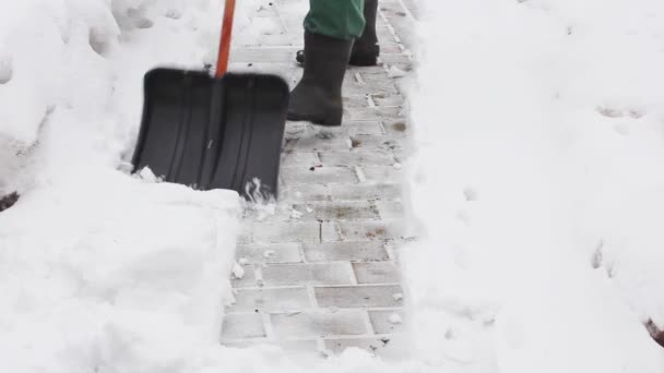 Schneefall im März. Mann soll Schnee beseitigen — Stockvideo