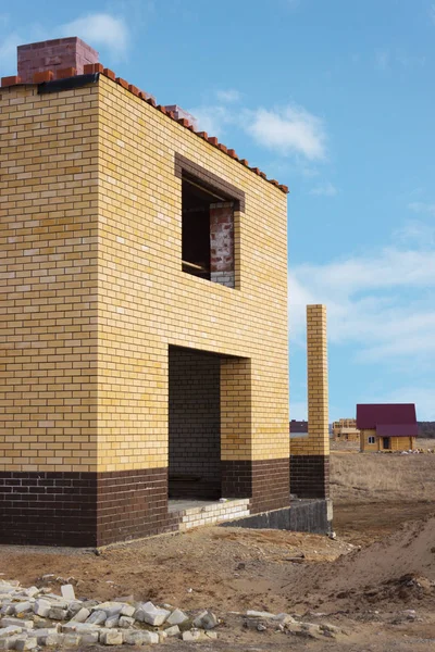 Muur van een nieuw huis gemaakt van gele bakstenen — Stockfoto