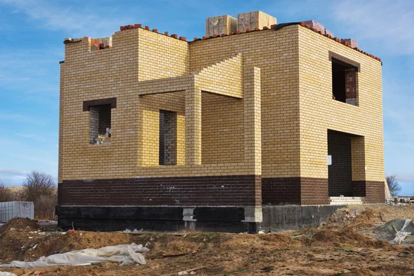 Maison individuelle en brique jaune — Photo