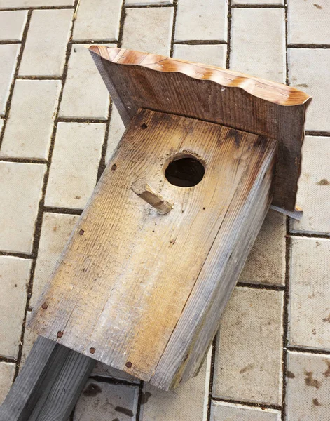 Gamla birdhouse är återställd och redo att ta fåglar — Stockfoto