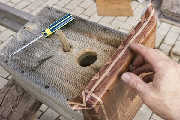 Renowacja birdhouse, pokrywa została pokryta linoleum — Zdjęcie stockowe