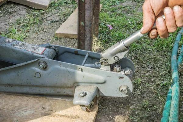 Lift a heavy load with a Jack — Stock Photo, Image