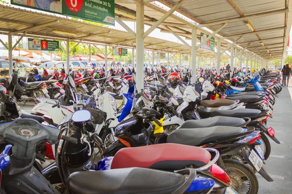Many residents of Bangkok use two-wheeled transport — Stock Photo, Image