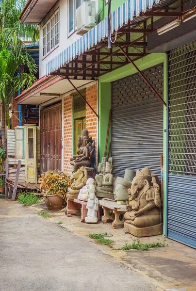 In a small shop sold sculptural images of deities. Bangkok — Stock Photo, Image