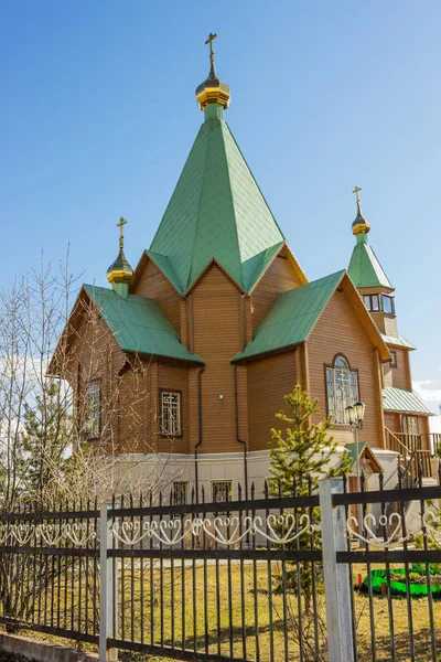 Nieuwe kerk in de stad van Poljarnye Zori. Regio Moermansk. Rusland — Stockfoto