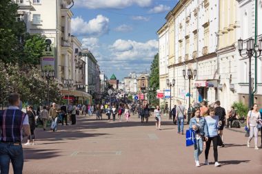 Nijniy Novgorod bir yaya Caddesi üzerinde insanlar yürümek