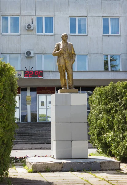 Statue de Lénine devant l'administration de la ville de Ba — Photo