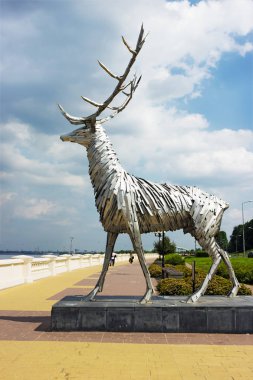 Bir geyik heykeli, Nizhny Novgorod sembolü.