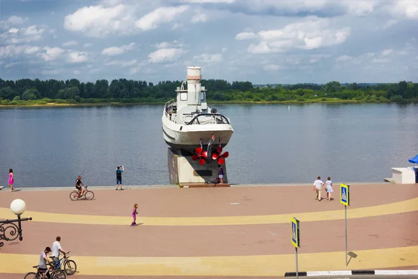 Volga Nehri setin içinde Nizhny Novg kahramanca gemide anıt