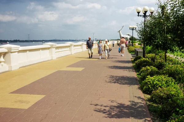 Tourists walk along the Volga embankment in Nizhny Novgorod — Stock Photo, Image
