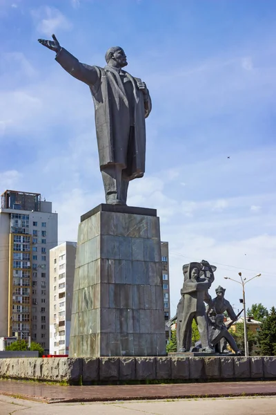 Bir Nijniy Novgorod kareler üzerinde Lenin heykeli; — Stok fotoğraf