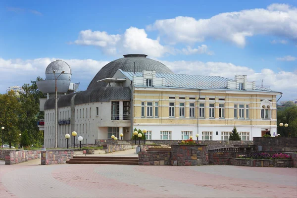 Velho, mas popular planetário em Nizhny Novgorod — Fotografia de Stock