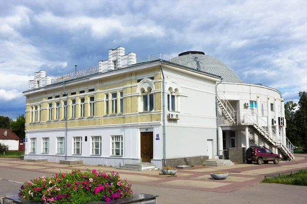 Nijniy Novgorod planetarium arkadan görüntülemek