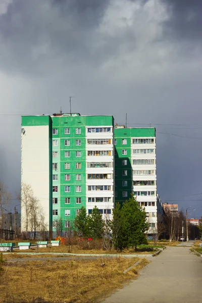 Плохая погода приближается к городу — стоковое фото