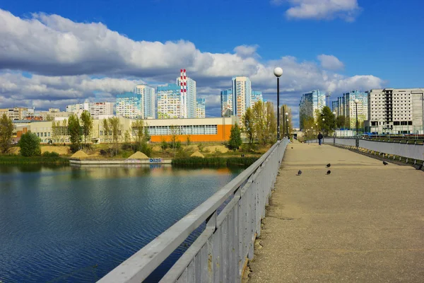 Пешеходный мост через Мещерское озеро в Нижнем Новгороде — стоковое фото