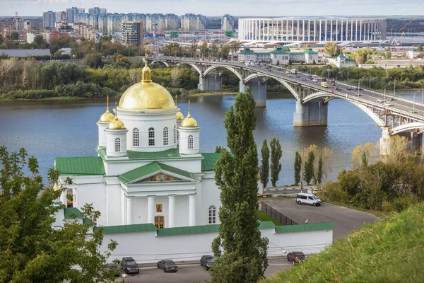 Templo de San Alexis y puente Kanavinsky en Nizhny Novgorod — Foto de Stock