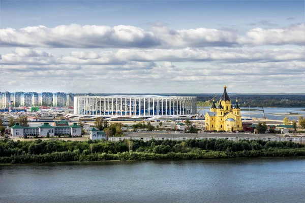 Stadion under uppförande och Alexander Nevsky templet i N Stockbild