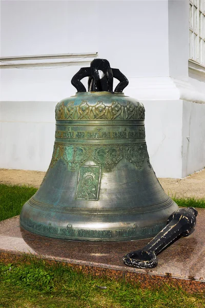 Gran campana de cobre en suelo nea templo pared —  Fotos de Stock