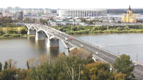 Вид с высокого берега реки Оки на Канавинский мост в Нижнем Новгороде — стоковое видео
