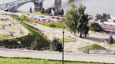 Kanavinsky Köprüsü'nde Nijniy Novgorod Nehri'nin yüksek bankadan görüntülemek