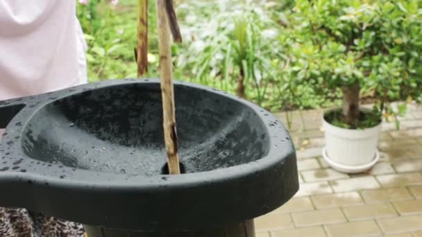 Gartenschredder auf der Terrasse im Einsatz — Stockvideo