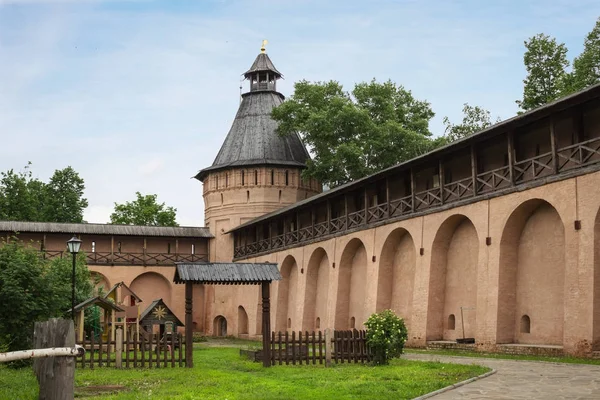 Muur en toren spaso-euthymius klooster in Soezdal. Rusland — Stockfoto
