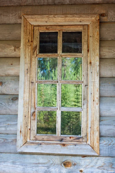 Okna drewniane domu, który odzwierciedla lasu. — Zdjęcie stockowe